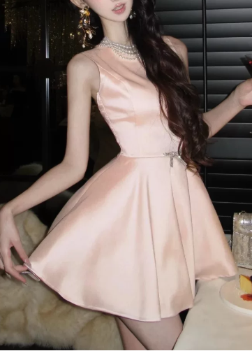 Elegant Homecoming Dress Halter Rhinestone Pleated Short Prom Dress Back to School Outfits Party Dress  D6054