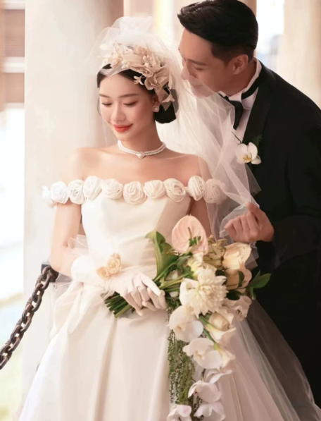 Elegant Wedding Dress Off the Shoulder Pleated Bowknot Flower Wedding Dress D7298