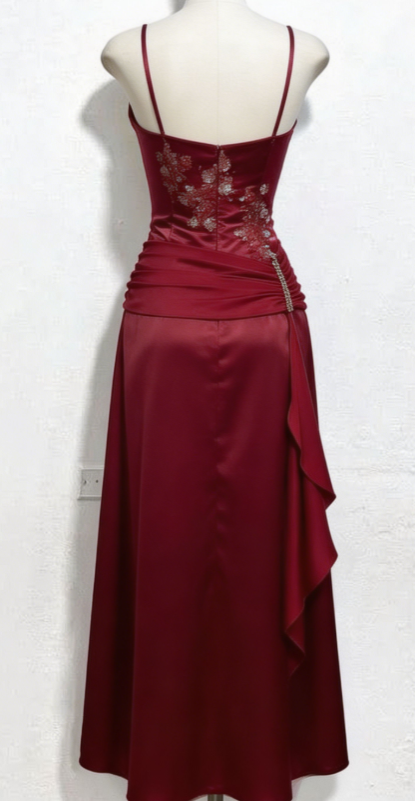Robe de soirée longue rouge vin à fines bretelles et appliques, D220
