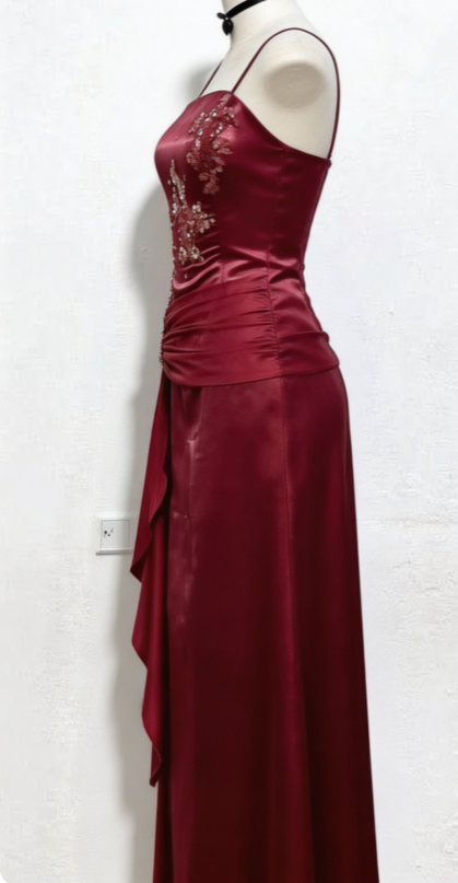 Robe de soirée longue rouge vin à fines bretelles et appliques, D220
