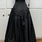 Robe de bal longue noire en satin et dentelle, coupe trapèze, sans bretelles, D45