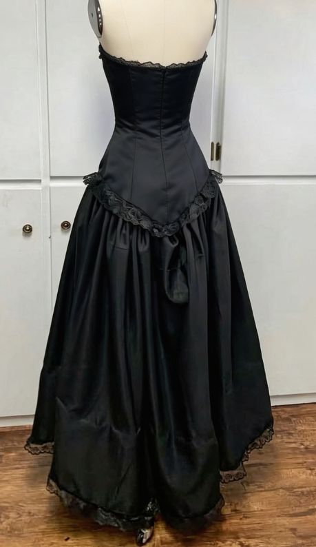 Robe de bal longue noire en satin et dentelle, coupe trapèze, sans bretelles, D45