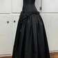 Robe de bal longue noire en satin et dentelle, coupe trapèze, sans bretelles, D45