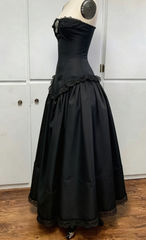 Robe de bal longue noire en satin et dentelle, coupe trapèze, sans bretelles, D45