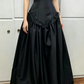 Robe de bal longue noire en satin et dentelle, coupe trapèze, sans bretelles, D45