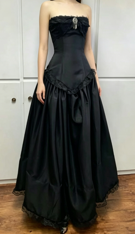 Robe de bal longue noire en satin et dentelle, coupe trapèze, sans bretelles, D45
