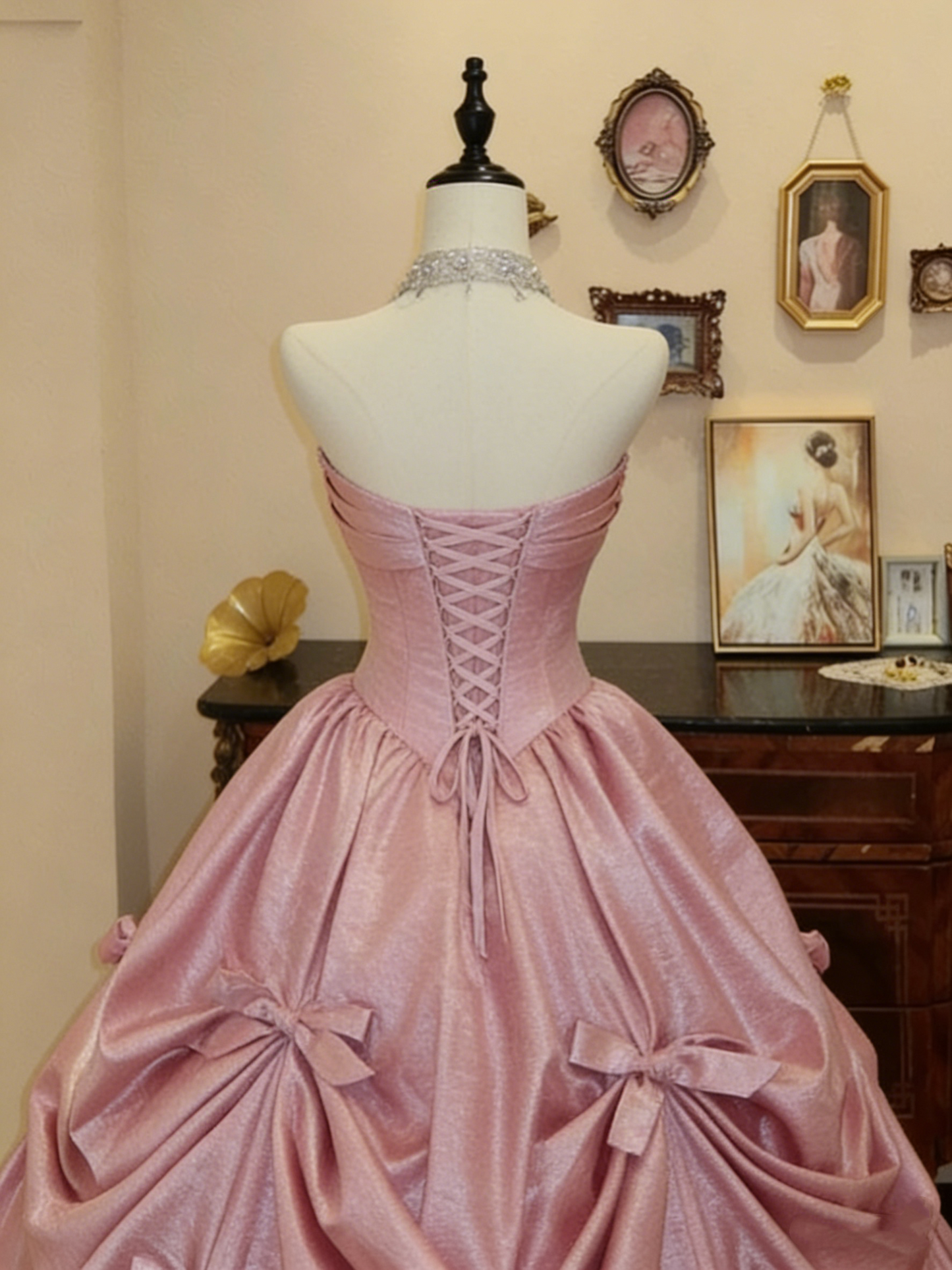 Atemberaubendes hellblaues Abendkleid aus plissiertem Tüll mit V-Ausschnitt, ideal für Quinceañera und Ball (Modell D4654)