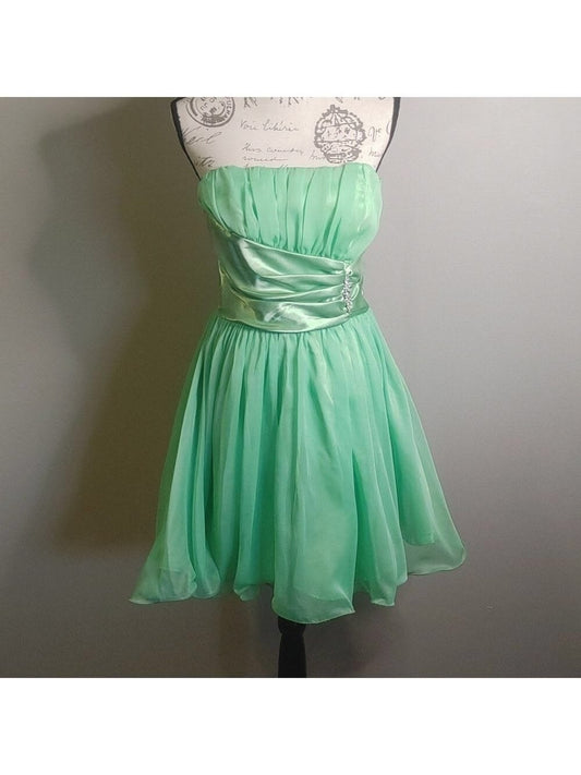 Stunning Homecoming Dress Sweetheart Rinestone Pleated Tulle A-Line Back to School Outfits Party Dress D7929