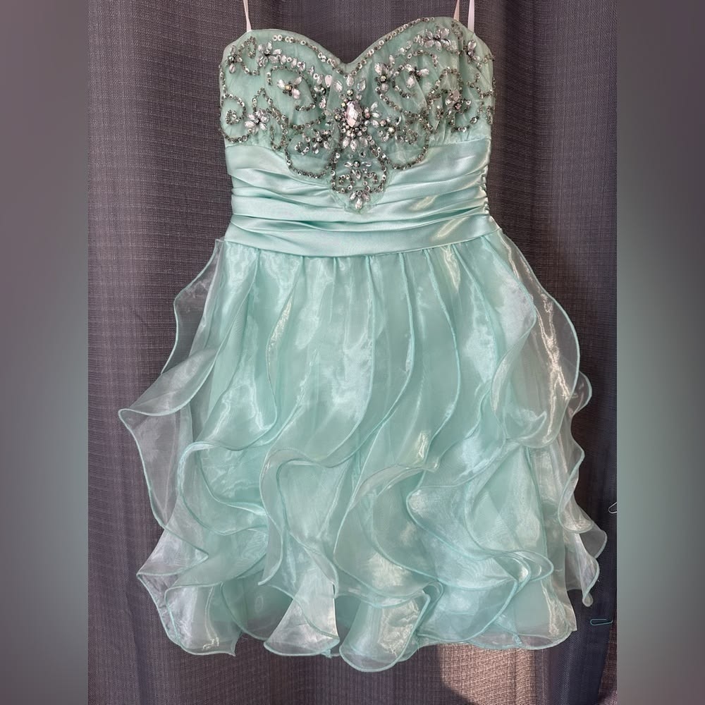 Stunning Homecoming Dress Sweetheart Rinestone Pleated Tulle A-Line Back to School Outfits Party Dress D7928