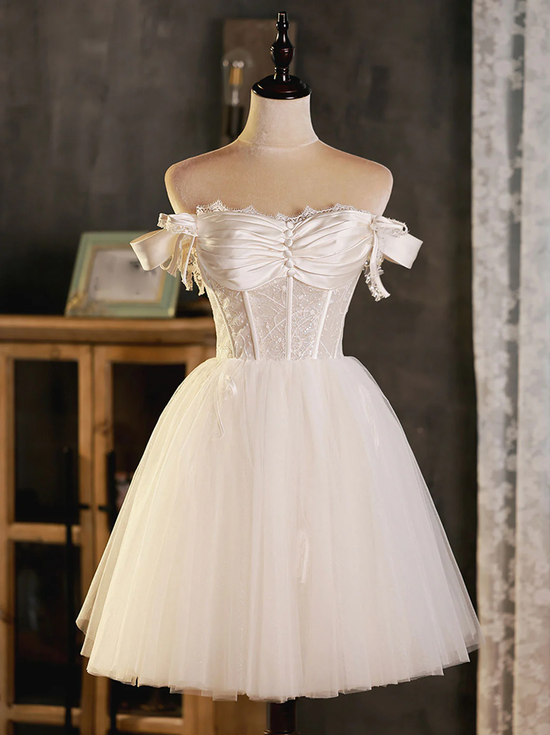 Vintage White Lace Off-the-shoulder Design A-line Tulle Party Dress Homecoming Dress D1552