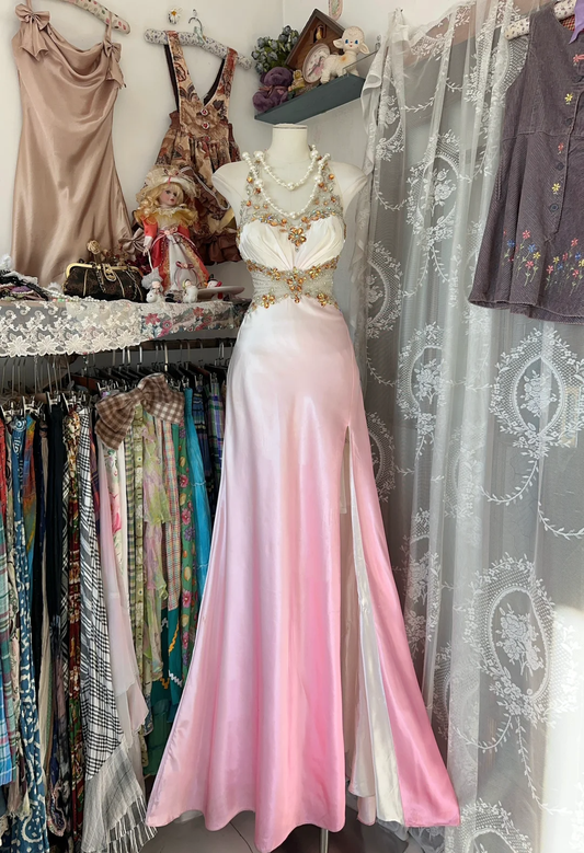 Robe de soirée longue vintage en satin rose ombré, col licou, perles, coupe trapèze, D331
