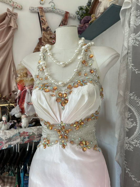 Robe de soirée longue vintage en satin rose ombré, col licou, perles, coupe trapèze, D331