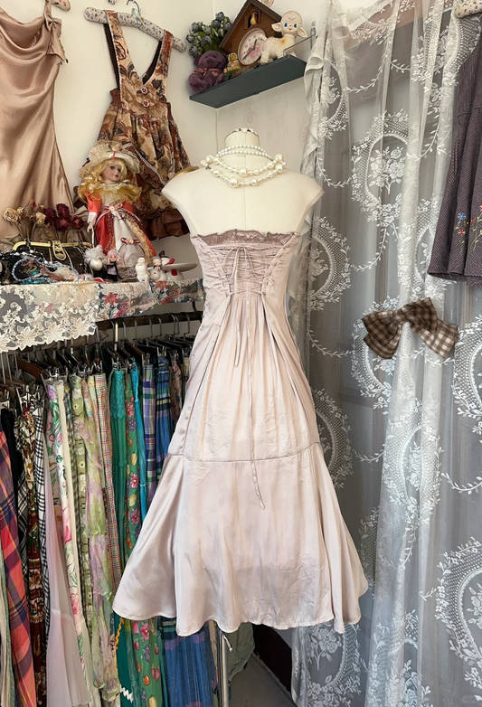 Robe de soirée vintage mi-longue en satin rose clair, sans bretelles, coupe trapèze, D335