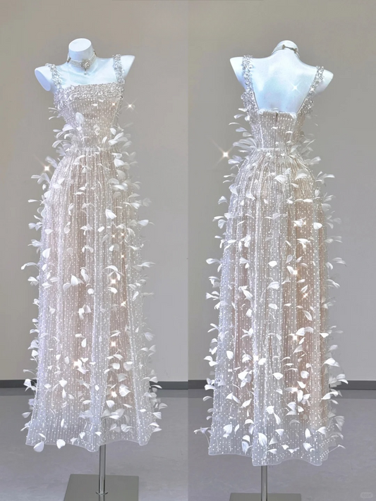 Robe de soirée longue coupe trapèze à bretelles champagne et perles, avec plumes, D468