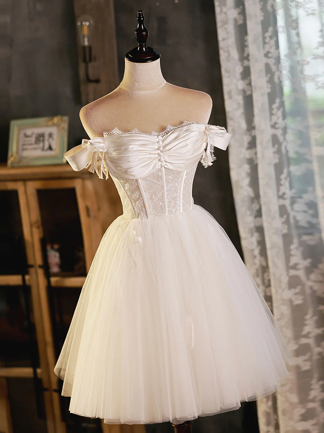 Vintage White Lace Off-the-shoulder Design A-line Tulle Party Dress Homecoming Dress D1552