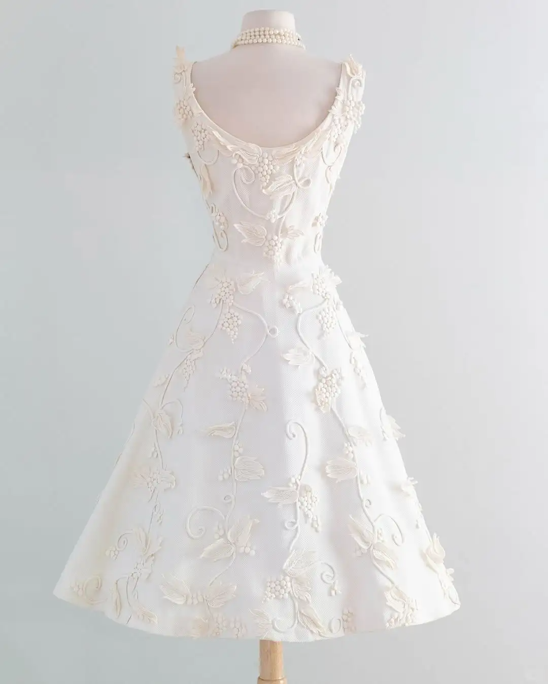 Vintage White 3D Grapes Applique Design A-Line Short Homecoming Dress Party Dress D1669