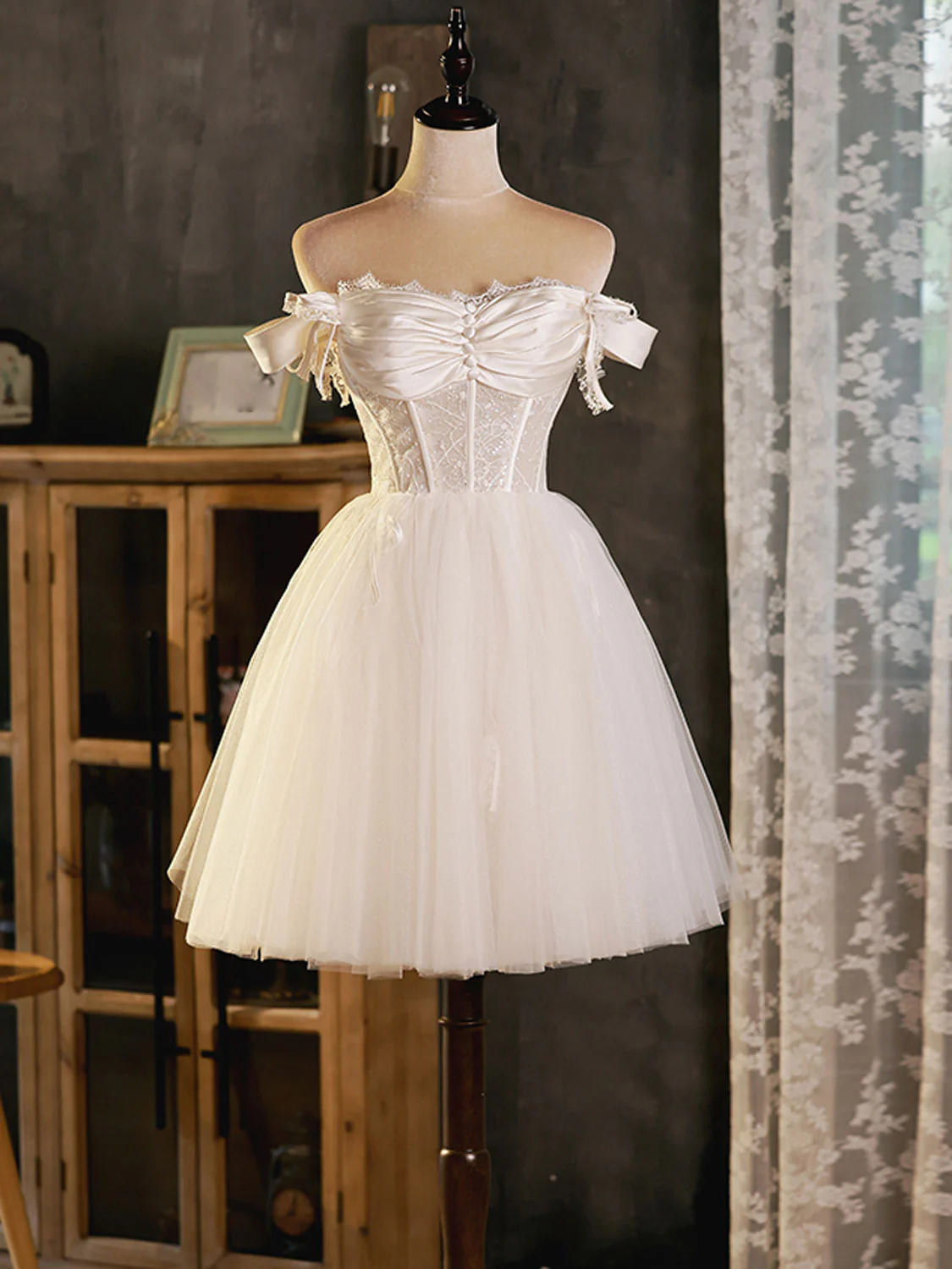 Vintage White Lace Off-the-shoulder Design A-line Tulle Party Dress Homecoming Dress D1552