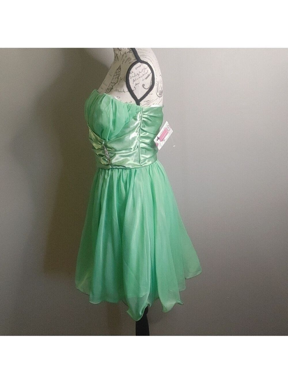 Stunning Homecoming Dress Sweetheart Rinestone Pleated Tulle A-Line Back to School Outfits Party Dress D7929