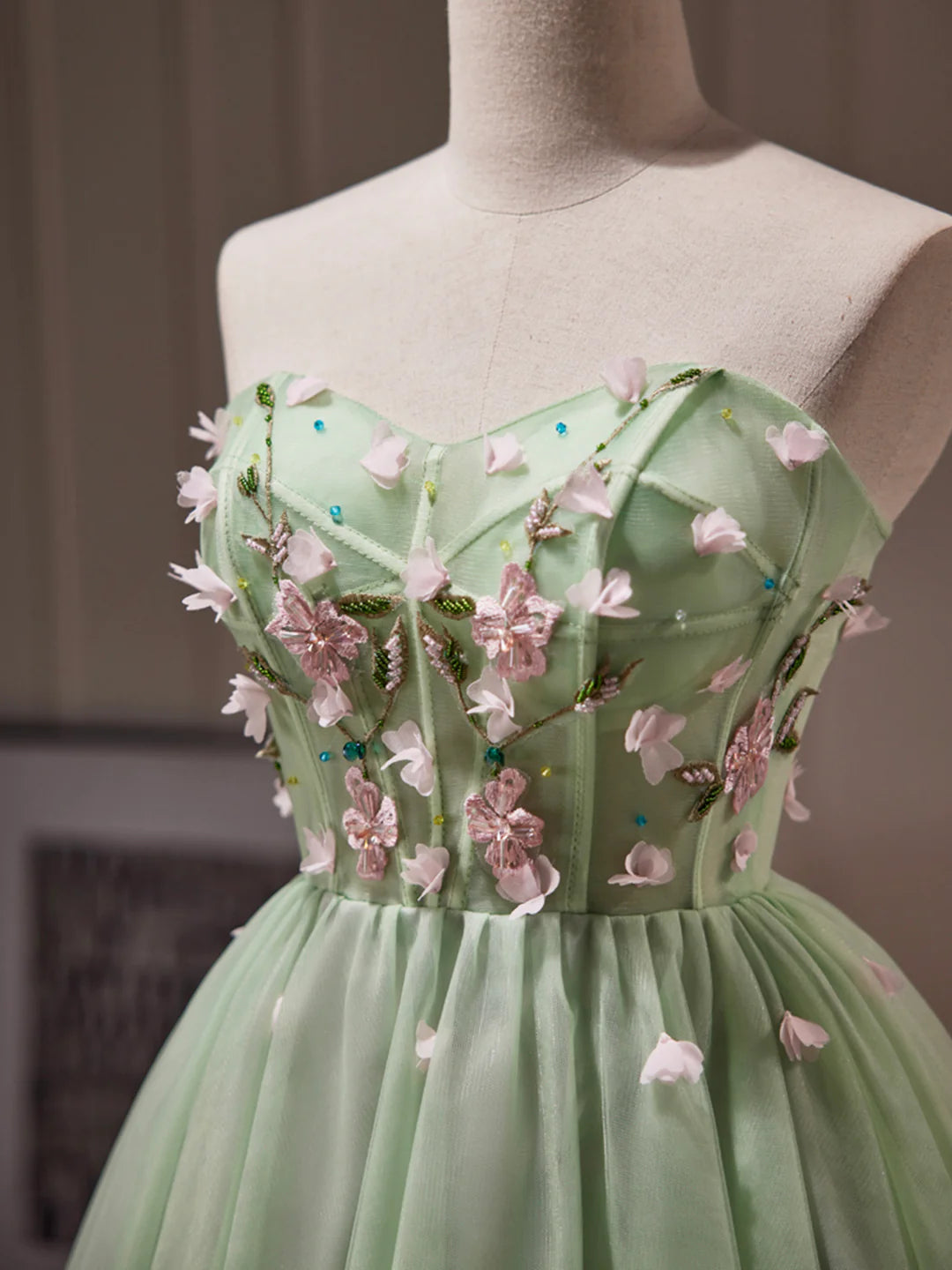 Charming Homecoming Dress Sweetheart Tulle Beaded Flowers Short Prom Dress Back to School Outfits Party Dress  D6092