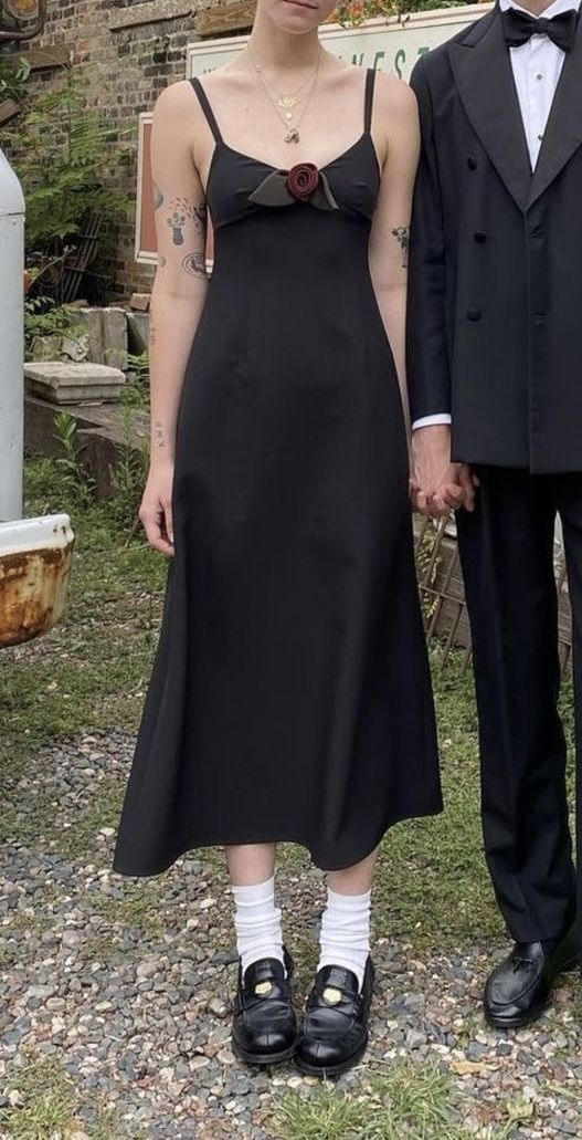 Jolie robe de soirée mi-longue à bretelles noires, coupe trapèze, jolie robe de bal MD7797