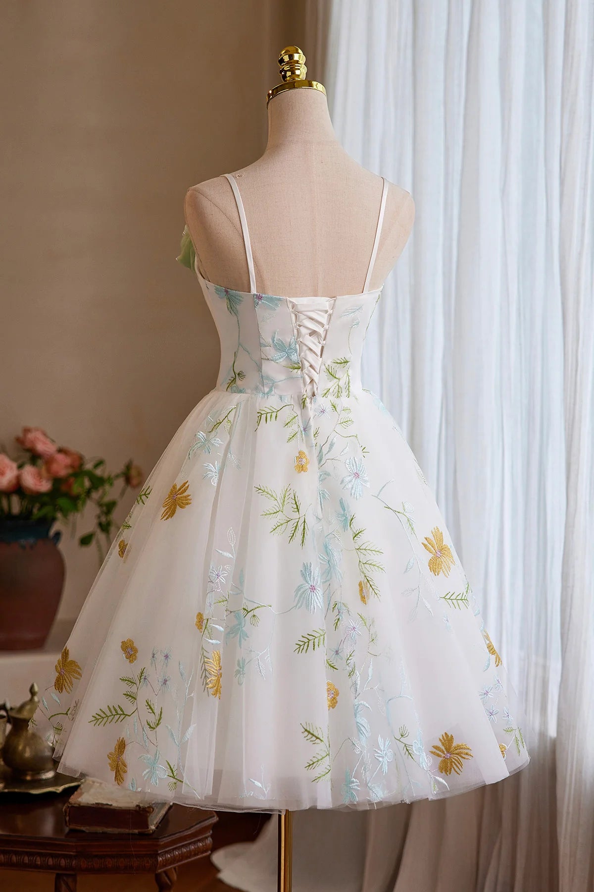 Chic Homecoming Dress Spaghetti Straps Floral Tulle Lace Embroidery  Short Prom Dress Back to School Outfits Party Dress  D6024